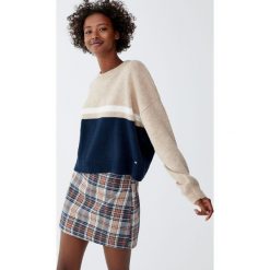 Sweter z panelami i linią na piersi. Swetry damskie Pull&Bear. Za 89,90 zł.