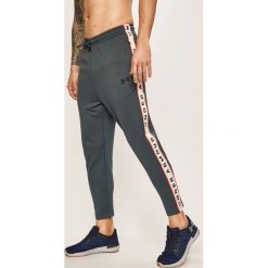 Under Armour - Spodnie. Niebieskie spodnie męskie Under Armour, m, z nadrukiem, z poliesteru. W wyprzedaży za 269,90 zł.