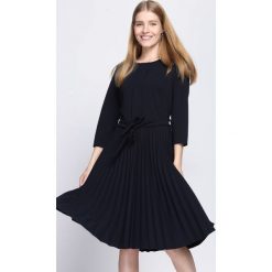 Granatowa Sukienka Pleated Belted. Niebieskie sukienki damskie Born2be, s, w paski, z okrągłym kołnierzem, bez rękawów, mini, plisowane. Za 99,99 zł.