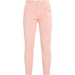 GStar BRONSON MID SKINNY CHINO Chinosy light mauve. Czerwone chinosy damskie marki G-Star, z bawełny. W wyprzedaży za 363,35 zł.