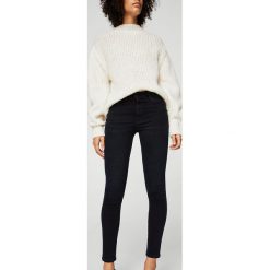 Mango - Jeansy Soho. Niebieskie jeansy damskie marki Mango, z elastanu. W wyprzedaży za 99,90 zł.