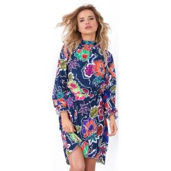 Sukienka w kwiaty F678 granatowy. Niebieskie sukienki damskie Tagless, s, w kwiaty, z elastanu, ze stójką, bez rękawów, asymetryczne. Za 133,00 zł.