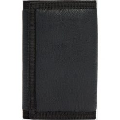 Czarny portfel basic. Czarne portfele damskie marki Pull&Bear, bez wzorów. Za 59,90 zł.