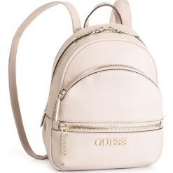 Plecak GUESS - Manhattan (VS) HWVS69 94310 STO. Różowe plecaki damskie Guess, z aplikacjami, ze skóry ekologicznej, eleganckie. Za 589,00 zł.