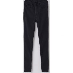 Jeansy high waist - Szary. Szare jeansy damskie Cropp, bez wzorów, z jeansu, z podwyższonym stanem. Za 89,99 zł.