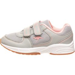 Buty sportowe w kolorze szaro-jasnoróżowym. Szare buty dziewczęce sportowe KangaROOS, bez wzorów, bez zapięcia. W wyprzedaży za 97,95 zł.