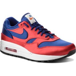 Buty NIKE - Air Max 1 Se AO1021 600 University Red/Deep Royal Blue. Czerwone buty sportowe męskie Nike, na co dzień, bez wzorów, z tworzywa sztucznego, klasyczne, bez zapięcia. W wyprzedaży za 499,00 zł.