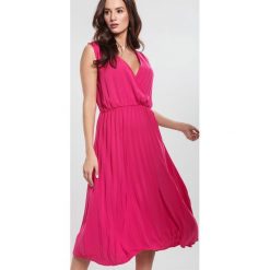 Fuksjowa Sukienka Gently. Szare sukienki damskie other, na spotkanie biznesowe, s, z aplikacjami, eleganckie, bez kołnierzyka, bez rękawów, maxi, kopertowe. Za 89,99 zł.