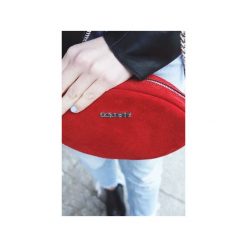Zamszowa Felicity Carmen. Czerwone torebki klasyczne damskie marki Fabiola, w paski, ze skóry, eleganckie, na ramię, zamszowe, bez dodatków. Za 120,00 zł.