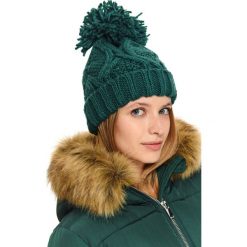 Czapka. Zielone czapki damskie Top Secret, na zimę, bez wzorów, z dzianiny. W wyprzedaży za 24,99 zł.