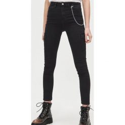 Jeansy high waist z łańcuchem - Czarny. Czarne jeansy damskie Cropp, z podwyższonym stanem. Za 119,99 zł.