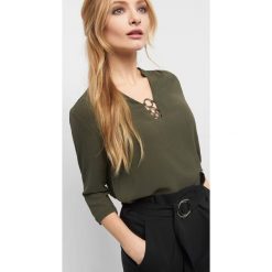 Koszula z ozdobnymi okręgami. Szare koszule damskie marki Orsay, z elastanu, ze stójką. Za 69,99 zł.
