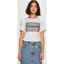Calvin Klein Jeans - Top. Białe bluzki z odkrytymi ramionami marki Calvin Klein Jeans, s, z nadrukiem, z bawełny, z okrągłym kołnierzem. W wyprzedaży za 199,90 zł.