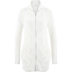 Sweter rozpinany w warkocze, z zamkiem bonprix biel wełny. Białe swetry rozpinane damskie bonprix, z wełny. Za 99,99 zł.