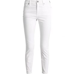 Jeansy damskie: Armani Exchange Jeansy Slim Fit white denim