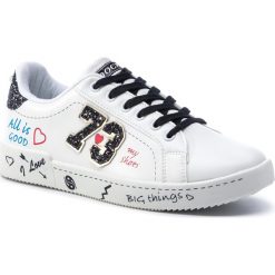 Sneakersy DOCKERS - 44CL202-610501 White/Black. Białe półbuty damskie DOCKERS, ze skóry ekologicznej. W wyprzedaży za 149,00 zł.