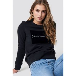 Calvin Klein Sweter Institutional Flock Box Reg - Black. Czarne bluzy damskie Calvin Klein, z jeansu. Za 404,95 zł.