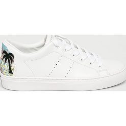 Skechers - Buty. Białe buty sportowe damskie Skechers, ze skóry, sportowe. W wyprzedaży za 199,90 zł.