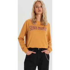 Bluza z napisem - Żółty. Żółte bluzy damskie Cropp, s, z napisami, bez rękawów, bez kaptura. Za 49,99 zł.