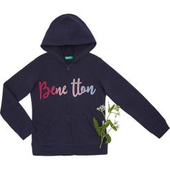 Bluza w kolorze granatowym. Niebieskie bluzy niemowlęce Benetton Kids, z nadrukiem, z bawełny, bez rękawów, bez kaptura. W wyprzedaży za 52,95 zł.