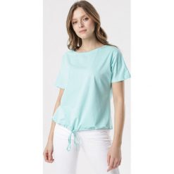 Jasnoniebieski T-shirt Malinore. Niebieskie bluzki damskie Born2be, s, bez wzorów, bez kołnierzyka. W wyprzedaży za 59,99 zł.