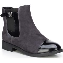 Buty damskie. Niebieskie botki damskie Wittchen, ze skóry, bez obcasa, ze sprzączką. W wyprzedaży za 299,90 zł.