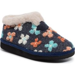 Kapcie MANITU - 340246 Blau 5. Niebieskie klapki damskie Manitu, bez wzorów, z tworzywa sztucznego, bez obcasa. Za 119,00 zł.