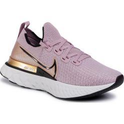 Buty NIKE - React Infinity Run Fk CD4372 500 Plum Fog/Black/Metallic Gold. Fioletowe buty sportowe damskie Nike, bez wzorów, z tworzywa sztucznego, sportowe, do biegania. Za 679,00 zł.