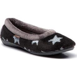 Kapcie MANITU - 340221 Schwarz 1. Czarne klapki damskie Manitu, bez wzorów, z tworzywa sztucznego, bez obcasa. Za 129,00 zł.
