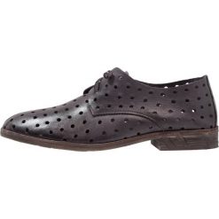 Felmini BEJA Oksfordki black. Czarne półbuty damskie marki Felmini, eleganckie, bez obcasa, na sznurówki. W wyprzedaży za 367,20 zł.