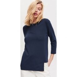Bluzka z asymetrycznym dołem - Granatowy. Niebieskie bluzki damskie marki Reserved, xl, bez wzorów, z asymetrycznym kołnierzem, bez rękawów. Za 59,99 zł.