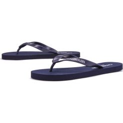 CALVIN KLEIN FF SANDALS > KM0KM00497-CBK. Klapki męskie Calvin Klein, bez wzorów, z tworzywa sztucznego. W wyprzedaży za 99,99 zł.