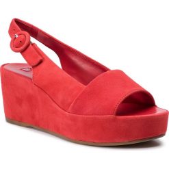 Sandały HÖGL - 7-103202 Scarlet 4300. Czerwone klapki damskie HÖGL, bez wzorów, ze skóry, bez obcasa, na obcasie. W wyprzedaży za 369,00 zł.