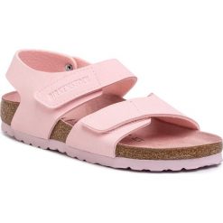 Sandały BIRKENSTOCK - Palu Kids Logo Bs 1015409 Chalk Pink 1. Różowe sandały chłopięce Birkenstock, ze skóry ekologicznej, bez zapięcia. Za 259,00 zł.