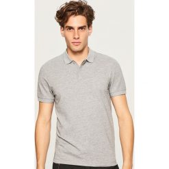 Koszulka polo w drobny wzór - Jasny szar. Szare koszulki polo Reserved, l. W wyprzedaży za 49,99 zł.