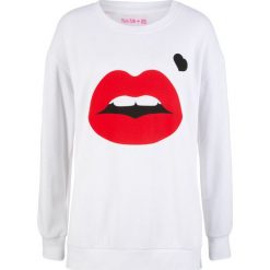 Bluza oversize z kolekcji Maite Kelly bonprix biały z nadrukiem. Białe bluzy damskie bonprix, z nadrukiem, bez rękawów, bez kaptura. Za 79,99 zł.