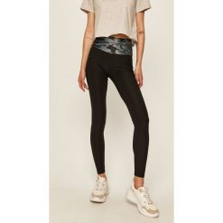 Guess Jeans - Legginsy. Czarne spodnie damskie Guess Jeans, s, z elastanu, z podwyższonym stanem. W wyprzedaży za 179,90 zł.