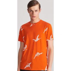 T-shirt z nadrukiem - Czerwony. Czerwone t-shirty męskie Reserved, s, z nadrukiem, bez kołnierzyka. W wyprzedaży za 24,99 zł.
