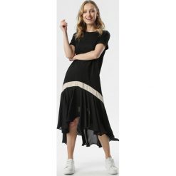 Czarna Sukienka Kyreanes. Czarne sukienki damskie Born2be, s, bez wzorów, z dzianiny, bez kołnierzyka, bez rękawów. W wyprzedaży za 64,99 zł.