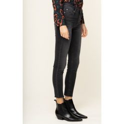 Jeansy Skinny Fit Calvin Klein Jeans J20J213130. Czarne jeansy damskie Calvin Klein Jeans, bez wzorów, z elastanu. W wyprzedaży za 379,00 zł.