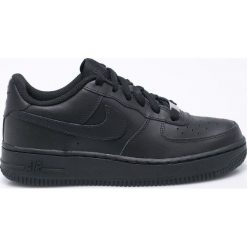 Nike Kids - Buty dziecięce Air Force 1. Czarne trampki chłopięce Nike Kids, bez wzorów, ze skóry, sportowe, z okrągłym noskiem, na sznurówki. W wyprzedaży za 279,90 zł.