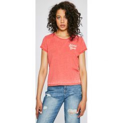 Only - Top Emma. Czerwone topy damskie marki ONLY, s, z nadrukiem, z bawełny, z okrągłym kołnierzem. W wyprzedaży za 39,90 zł.