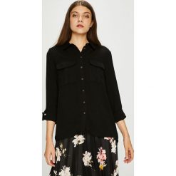 Jacqueline de Yong - Koszula. Czarne koszule body marki Jacqueline de Yong, z poliesteru, klasyczne, z klasycznym kołnierzykiem. W wyprzedaży za 59,90 zł.
