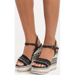 Czarne Sandały Aztec Wedge. Czarne koturny damskie Born2be, z otwartym noskiem, bez obcasa, na obcasie, bez zapięcia. Za 49,99 zł.