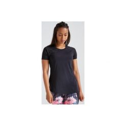 Koszulka fitness krótki rękaw 500 damska. Czarne t-shirty damskie DOMYOS, bez wzorów, z elastanu, bez kołnierzyka, z krótkim rękawem, krótkie, bez kaptura, na fitness i siłownię. Za 39,99 zł.