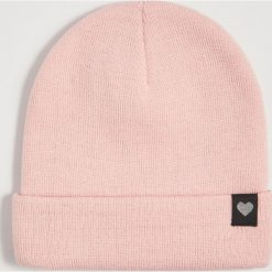 Czapka beanie z naszywką - Różowy. Różowe czapki damskie Sinsay, z aplikacjami. Za 19,99 zł.