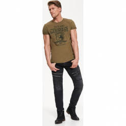 T-SHIRT KRÓTKI RĘKAW MĘSKI Z NADRUKIEM. Szare t-shirty męskie z nadrukiem Top Secret, na jesień, m, z bawełny. Za 24,99 zł.