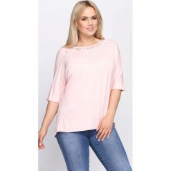 Jasnoróżowa Bluzka Arcane. Różowe bluzki damskie marki Born2be, xl, bez wzorów, z okrągłym kołnierzem, bez rękawów. Za 49,99 zł.