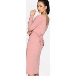 Różowa Sukienka Clement. Różowe sukienki damskie Born2be, s, w paski, eleganckie, bez kołnierzyka, z długim rękawem, długie, midi, dopasowane. Za 79,99 zł.