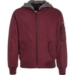 Abercrombie & Fitch TWOFER Kurtka zimowa burgundy/navy. Czerwone kurtki męskie marki Abercrombie & Fitch, na zimę, z poliesteru. W wyprzedaży za 202,95 zł.